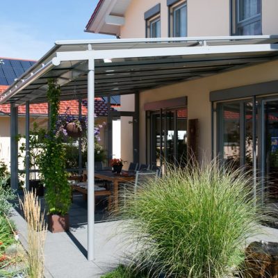 ts-alu-terrassendach-ueberstand-ueberglasmarkisen-festelemente-serie-46-ht-perspektive-rechts-02-medium1024